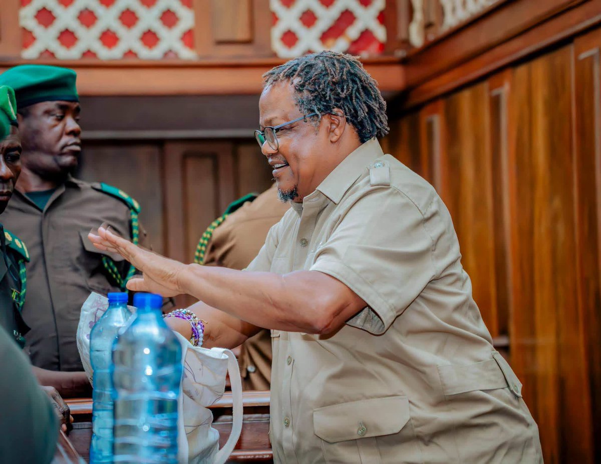 Legend_Mtikila's tweet photo. Mbogamboga, mnamshtaki Lissu kwa kosa kubwa  kuliko yote, UHAINI, lakini hamtaki Mahakama ikimkuta na hatia itoe adhabu ya kunyongwa hadi kufa. Kwamba, mahakama ikikubaliana na hoja za Jamhuri, maana yake itengeneze adhabu ambayo haijatajwa na sheria yoyote? Ujinga mwingi sana! https://t.co/rhms1LgD13