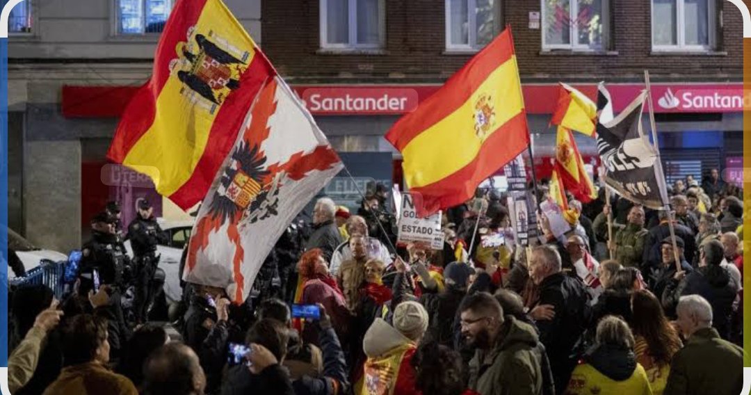 BILBOAANTIFA's tweet photo. Al carapolla e IDA les molesta la acampada pacífica en Sol por una vivienda digna, pero ni una sola queja de meses y meses por las manifestaciones ultras con trapos franquistas en Ferraz. https://t.co/uS3MUX6XWc