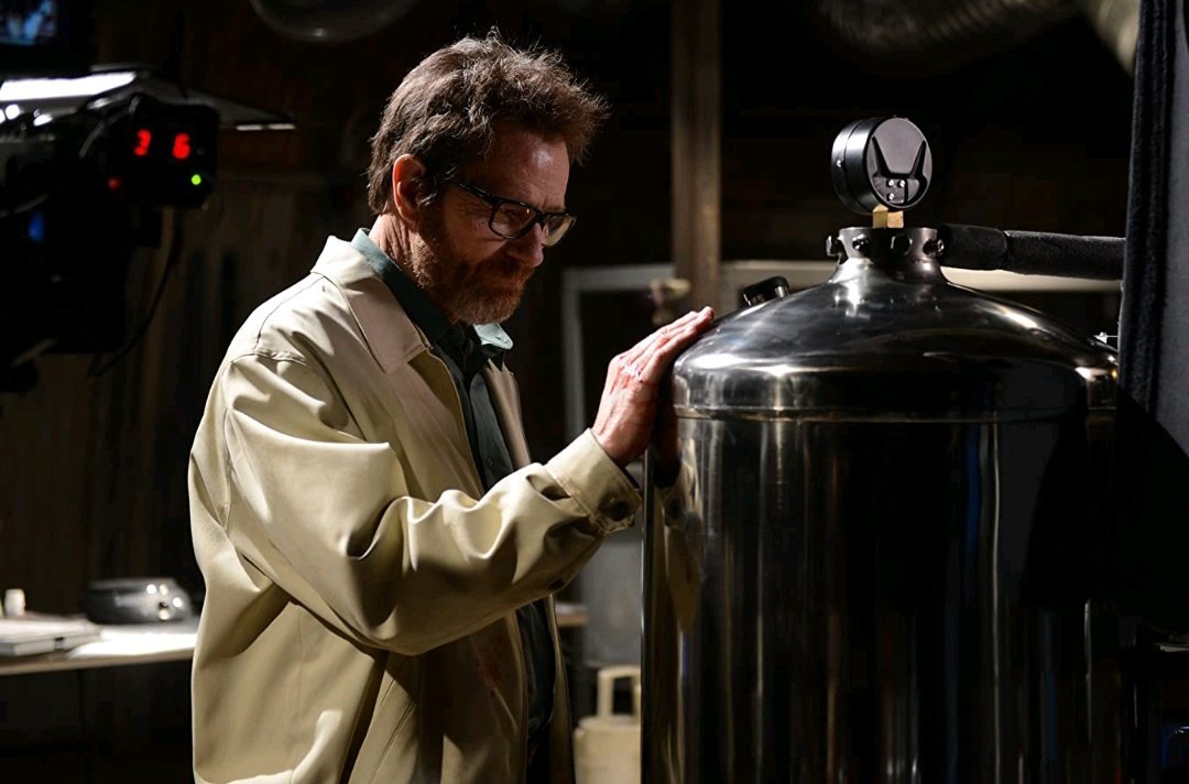 NangoCine's tweet photo. Hoy hace 13 años se emitía FELINA, el último episodio de BREAKING BAD.

FELINA no solo es anagrama de FINALE, también contiene los elementos químicos FE (hierro), LI (litio) y NA (sodio).

Sangre, metenfetamina y lágrimas.

Nada estaba librado al azar en esa serie.

Finalazo. https://t.co/jmboPkQsx4
