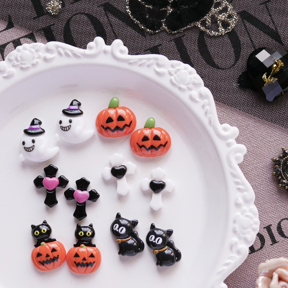 COCONEL10's tweet photo. ハロウィンの作品づくりに🎃♡

季節を楽しめる
ポップなハロウィンパーツ♫

アクセサリーや小物、デコなど
ハンドメイドのワンポイントにもおすすめです。

#ハンドメイド素材 #ハロウィンパーツ #ハロウィン

https://t.co/MKfxSY84NY https://t.co/aN0kCWXXd8