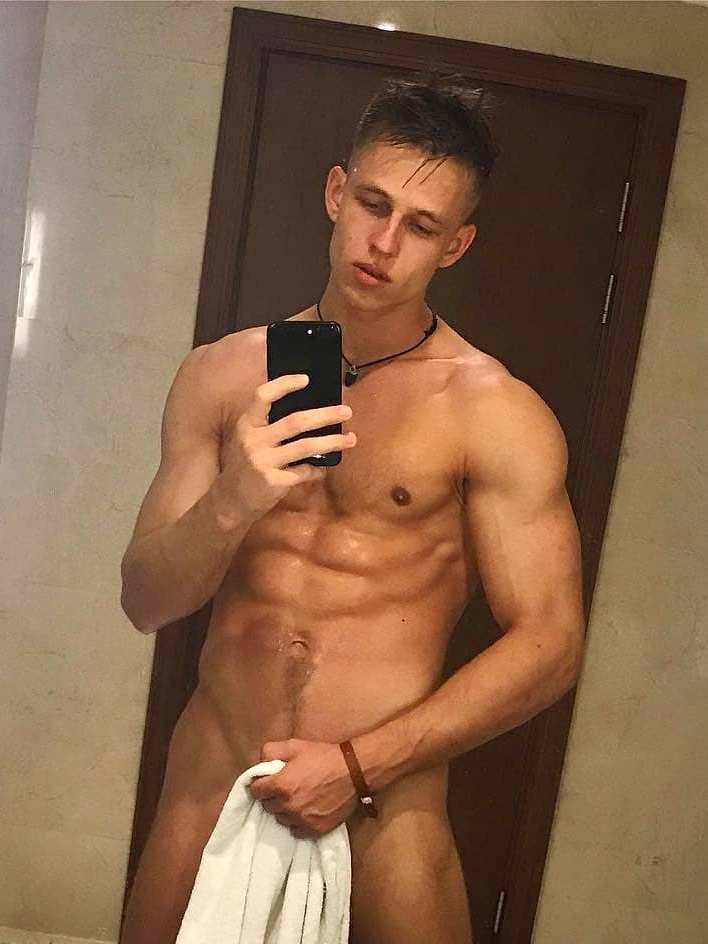 MichaelTanie1's tweet photo. Es ist genau zehn Jahre her. Ich war fünfzehn, mein Körper voller Unsicherheit, als ich mit Julian im Zimmer seines Elternhauses saß. Wir waren seit Wochen eng befreundet, doch an diesem verregneten Spätsommerabend veränderten die Blicke im blauen Schein des Fernsehers alles. Die Luft vibrierte vor einer flirrenden, unerträglichen Spannung, die mein Herz heftig gegen meine Rippen hämmern ließ.
Julian legte den Controller beiseite. Seine Hand hob sich langsam, und als seine Finger zärtlich meine Wange berührten, setzte mein Verstand komplett aus. Er beugte sich vor, und unser erster Kuss ließ die Welt augenblicklich stillstehen. Die lähmende Angst in meinem vom Sport durchtrainierten Körper wich einer erlösenden Flutwelle aus purem Gefühl. „Ich wollte das schon so lange“, flüsterte er mit zitternder Stimme. „Ich auch“, erwiderte ich furchtlos.
Wir zogen uns die T-Shirts über den Kopf. Im fahlen Licht tasteten unsere Hände instinktiv nacheinander, getrieben von einer ungekannten, erotischen Anziehungskraft. Als unsere Körper schließlich ganz miteinander verschmolzen, schlug die anfängliche Intensität sofort in überwältigende, brennende Lust um. Ich krallte meine Finger fest in seine Schultern, während sich mein Sixpack unter der Anspannung steinhart zusammenzog. Julians heißer Atem an meinem Hals trieb mich an den Rand des Wahnsinns. Es war ein rhythmisches, unendlich intimes Entdecken voller Vertrauen, das jede Scham hinwegfegte.
Als die erlösende Ekstase uns beide gleichzeitig erfasste, sanken wir erschöpft in die Kissen. Wir lagen noch stundenlang eng umschlungen im Dunkeln, während der Regen draußen nachließ. In dieser Nacht schmolz meine eiserne Isolation komplett weg. Ich hatte mein Fundament und ein Licht gefunden, das meine Jugend für immer verändern sollte.