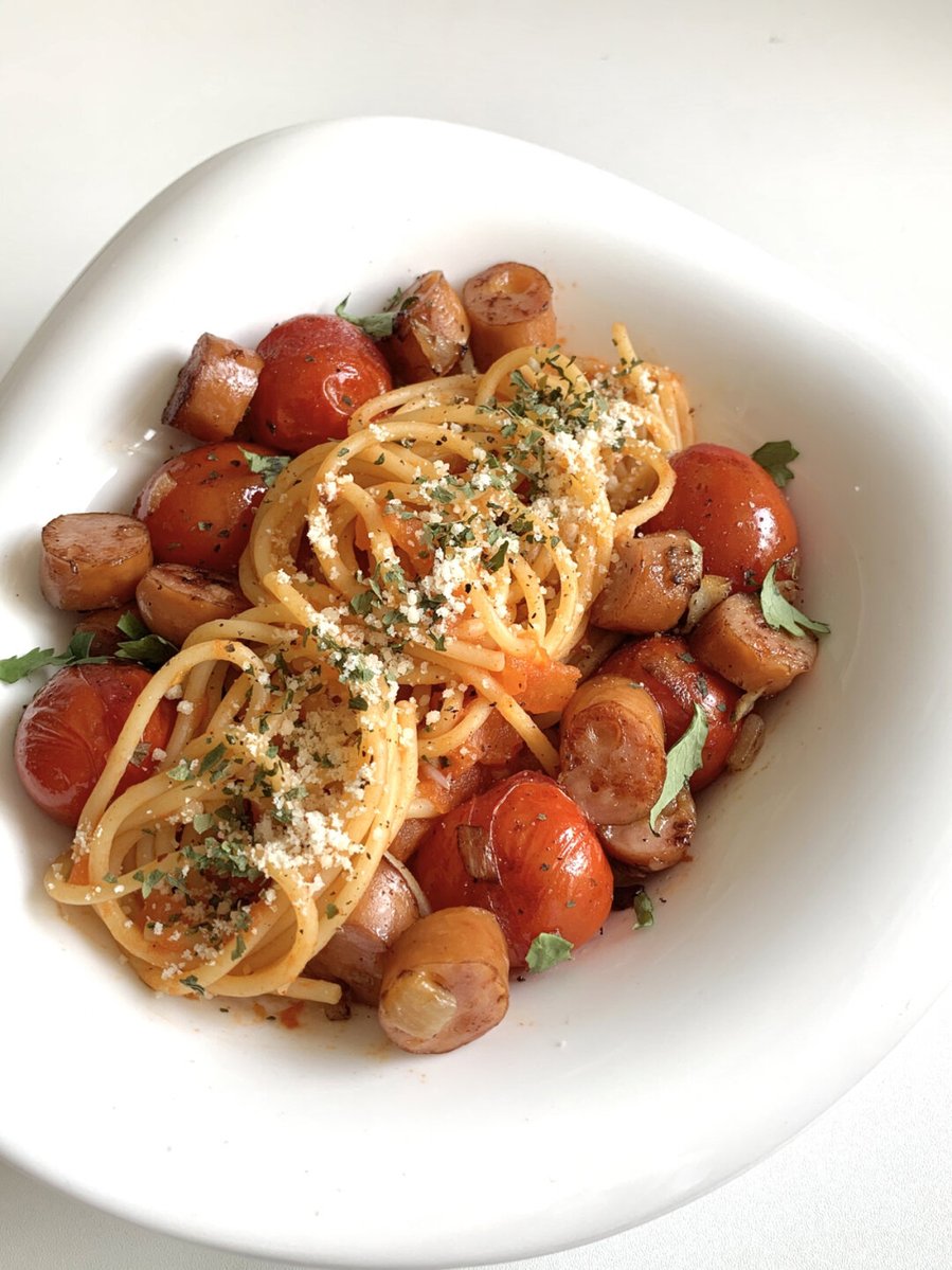 EleanoraLatbdj's tweet photo. Just whipped up a cozy weeknight bowl: creamy tomato basil pasta with a side of buttery garlic bread  Super easy, so satisfying!， https://t.co/RGOtBgnk9G