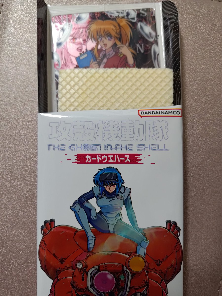 raikei1978's tweet photo. 攻殻機動隊のウエハースを箱買いしたから開封の儀をするぞ！と思ったら、ウエハースが個包装じゃなくて直に入ってるタイプで一気に開封出来ない事が発覚。地道に食べるしかないか…(40個ある) https://t.co/nsgIIqujsa