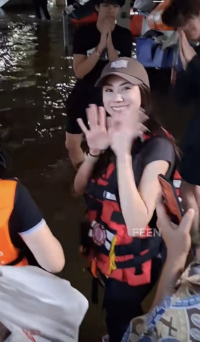 cnttttra's tweet photo. จะเลือกพักอยู่บ้านก็ได้ 
แต่สิ่งที่เค้าเลือกทำคือออกไปช่วยน้ำท่วม 🥹🤍
เค้าเลือกใช้เวลาว่างที่มีไปช่วยเหลือคนอื่น 
รักพี่น่าง่ะ 

#lalinalena #ลีน่าลลินา https://t.co/Hya1PyucSw