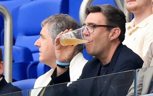 theawayfans's tweet photo. Andy Burnham has DITCHED plans to lift the ban on drinking alcohol in the stands after police warned clubs they would have to cover the cost of any additional policing needed. 🍻

To be honest, the vast majority of going football fans will probably be glad! 👏

Source: @RobHarris https://t.co/Ye0EPIn2yW