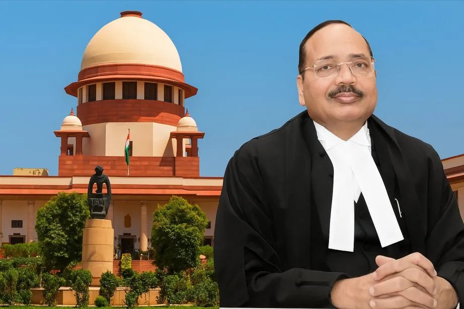 CommonBS786OM's tweet photo. अगर किसी का ट्रैफिक चालान पेंडिंग है तो उसको वसूलने के लिए उस रकम को उसके बिजली बिल में जोड़ दो 

- CJI सूर्या कांत जी कहिन.

अरे वाह ये तो बड़ा ही मज़ेदार रास्ता बताया आपने 
तो कुछ सुझाव मेरे भी हैँ.

1- कोई MLA अगर जनता से किया वादा पूरा ना करे तो उसकी सारी विधायक निधि वापिस ली जाये 

2- अगर कोई सांसद अपने फण्ड का इस्तेमाल 5 साल में ना करे तो उससे डबल वसूला जाये 

3-अगर कोई मंत्री अपने बनाये क़ानून का पालन खुद ना करे तो उसको जेल होनी चाहिए 

4 - अगर कोई पार्षद अपने एरिया में काम ना कराये तो उसके घर पर बुलडोजर चलना चाहिए 

5- अगर ट्रैफिक पुलिस 100 रूपये की भी रिश्वत लेता पकड़ा जाये तो उसकी सारी संम्पति जब्त की जानी चाहिए 

6- अगर किसी पार्टी का सांसद करप्शन में लिप्त पाया जाये तो पूरी पार्टी को ही अयोग्य करार देना चाहिए 

7 - अगर कोई जज किसी केस का फैसला 1 साल के अंदर ना सुनाये तो उसका इस्तीफा होना चाहिए 

बोलो न्यायधीश जी कैसे लगे सुझाव???