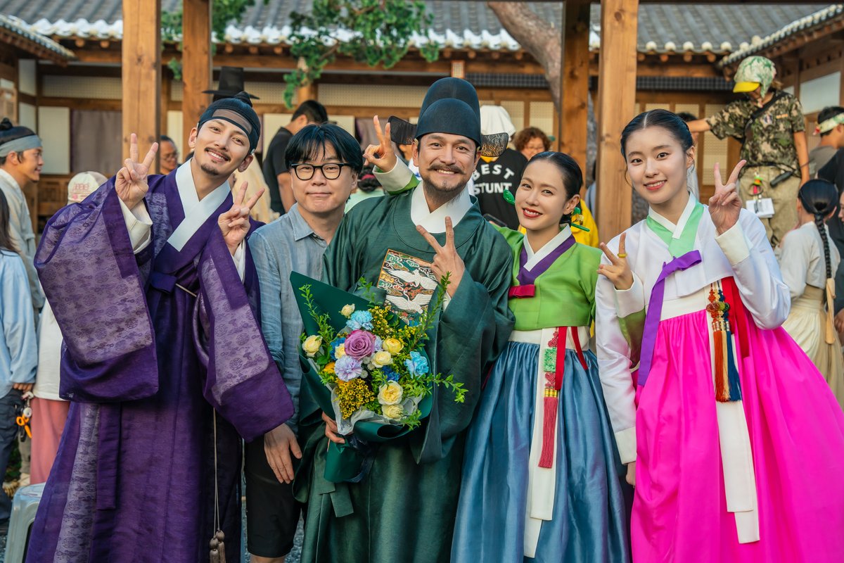 NetflixKR's tweet photo. <스캔들> 비하인드 스틸 봉인 해제🔓📸

글로벌 TOP 10 비영어 쇼 3위, 18개국 TOP 10을 사로잡은 넷플릭스 시리즈 <스캔들>, 절찬 스트리밍 중. 오직 넷플릭스에서. https://t.co/SmzmYoD9fZ