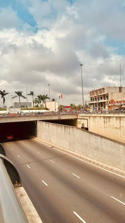 Jistice225's tweet photo. Dramane a préféré mettre 83 milliards de fcfa soit le budget de 7 raffineries d'or dans ce tunnel alors qu'il n'a aucune raffinerie pour transformer son or.

Depuis hier j'arrive pas à dormir quand j'y pense. Comment un économiste peut faire ça? https://t.co/UdsRyoyYih