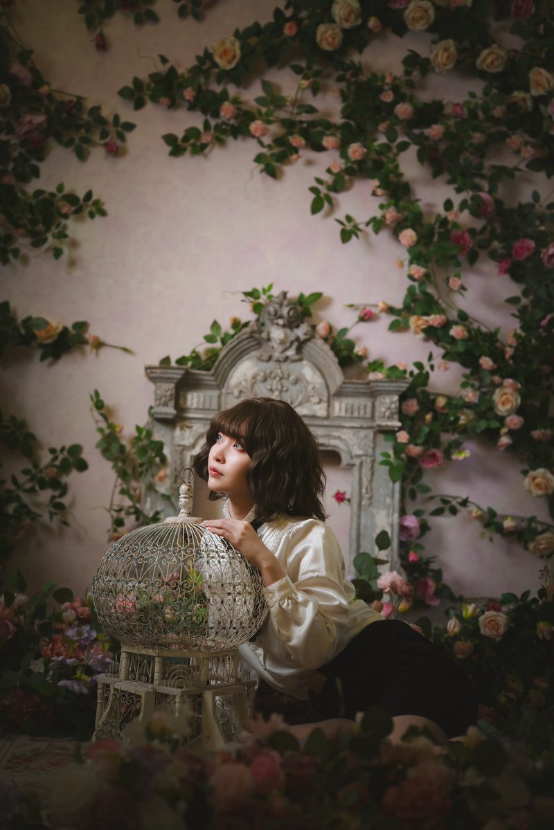 BASILEIA_EMOMI's tweet photo. 《女王の薔薇 リーゼロッテ》

女王陛下にお仕えする特別な美少年。
『薔薇の少年たち』の中で最も高位な少年とされている。

美少年の国バシレイアにおける「美の象徴」であり、
宮廷内は彼をモデルにした絵画、彫刻で溢れた。

#美少年の国バシレイア https://t.co/4HTbWudp2b