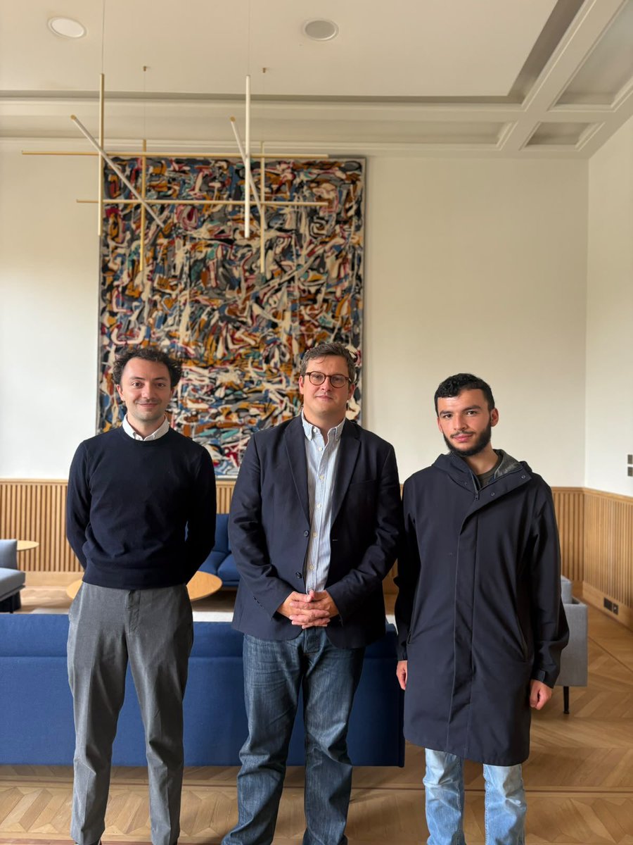 Ardeslandes's tweet photo. Des lycéennes et lycéens lillois se mobilisent pour de meilleures conditions d'études et plus de moyens pour leurs établissements. C'est une mobilisation légitime. 

J'ai reçu ce matin le président national de l'USL pour échanger sur leurs revendications. 

Les lycéens le disent à leur manière : classes surchargées, professeurs absents et non remplacés, inquiétudes sur l'orientation, et le sentiment de n'être pas considérés. Ils ont raison de demander qu'on les écoute. 

L'école de la République doit offrir à chacune et chacun l'égalité réelle.
La violence et la casse, d’où qu’elles viennent, ne sont en aucun cas nécessaires pour se faire entendre. 
En tout état de cause, un pays qui tourne le dos à sa jeunesse, n’a pas d’avenir.

Une jeunesse qui s'engage n'est pas un problème à contenir, c'est une chance pour notre démocratie.
