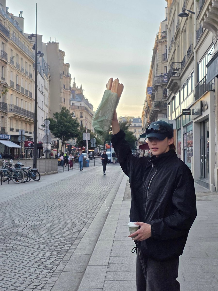 aauiiss's tweet photo. แอนตันมาลงรูป ใน ig ให้เพียบเลย 
Vibe ดีทุกรูป 

ANTON TO SAINT LAURENT PFW
#ANTONxSaintLaurentSS27
#ANTONxSaintLaurent 
#생로랑앤톤 @YSL https://t.co/PbvXPYDMzO