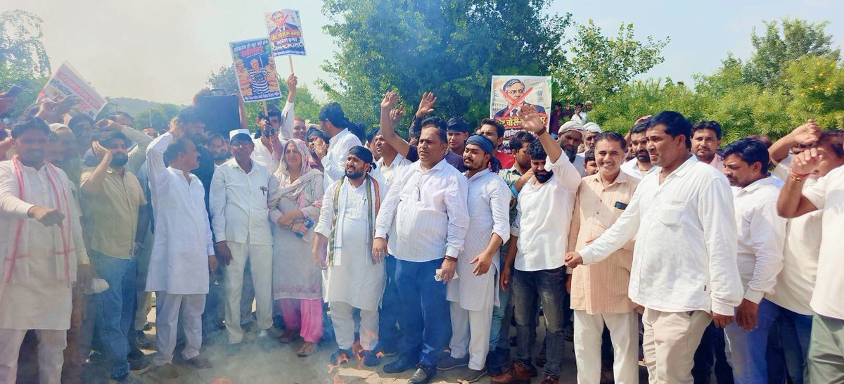 JitendraSAlwar's tweet photo. देश में Vote Chori, Election Commission की बेईमानी और निकाय चुनावों में भाजपा की खुलेआम तानाशाही व गुंडागर्दी के विरोध में आज अलवर और खैरथल-तिजारा में ज़िला कांग्रेस कमेटियों ने जोरदार विरोध-प्रदर्शन किया।
अलवर ज़िला कांग्रेस अध्यक्ष श्री प्रकाश गंगावत और खैरथल तिजारा ज़िला कांग्रेस अध्यक्ष श्री बलराम यादव के नेतृत्व में बड़ी संख्या में कांग्रेस नेता और कार्यकर्ताओं ने स्थानीय जनता के साथ विरोध कर यह दर्शाया है कि जनादेश की लूट किसी भी सूरत में बर्दाश्त नहीं की जाएगी।

Gyanesh Kumar और BJP की मिलीभगत ने हमारे देश की लोकतांत्रिक व्यवस्था को बहुत कमज़ोर बना दिया है। इन देशद्रोहियों और बेईमानों से देश को बचाने की लड़ाई कांग्रेस पूरी मजबूती से लड़ेगी।
#Alwar #KhairthalTijara #Rajasthan