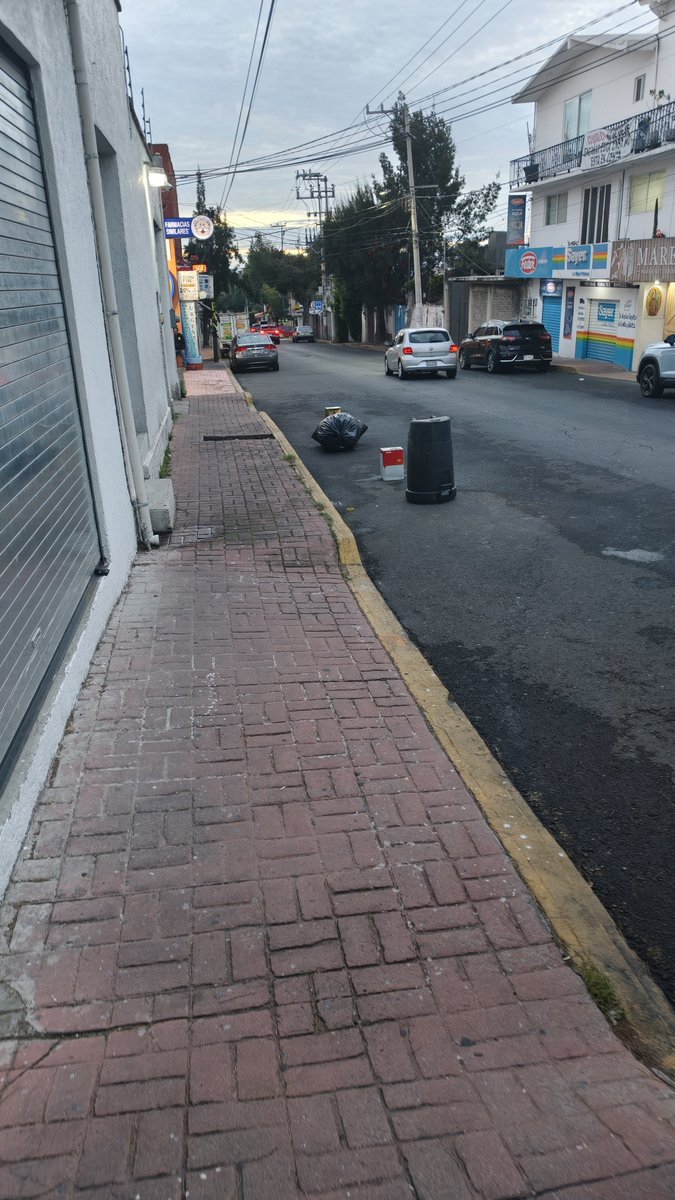 QbissibQ's tweet photo. @UCS_GCDMX @OVIALCDMX @SSC_CDMX @LaSEMOVI Pues ahí siguen las cosas, espero alguien pase antes de que las retiren. https://t.co/exAYKH6J13