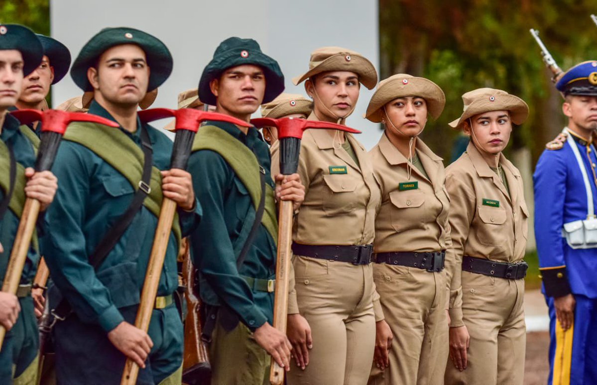 AllianaPedro's tweet photo. ¡Victoria en Boquerón!
Tras semanas de implacable combate, las tropas paraguayas toman el fortín, irguiendo nuestra bandera allí donde flameaba la de aquellos que pretendían ocupar nuestro bendito suelo. Su conquista salvó el Chaco entero. El valor de nuestros héroes lo logró, la sangre brava de sus hijos 
¡Viva el Paraguay!