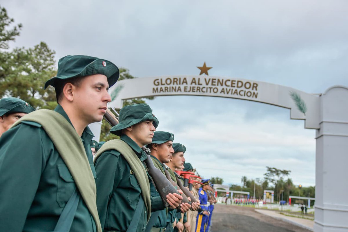 AllianaPedro's tweet photo. ¡Victoria en Boquerón!
Tras semanas de implacable combate, las tropas paraguayas toman el fortín, irguiendo nuestra bandera allí donde flameaba la de aquellos que pretendían ocupar nuestro bendito suelo. Su conquista salvó el Chaco entero. El valor de nuestros héroes lo logró, la sangre brava de sus hijos 
¡Viva el Paraguay!