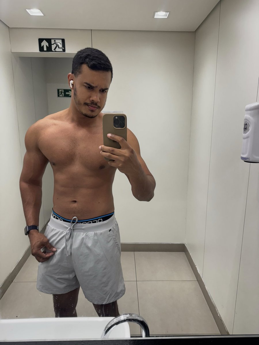 aguiarmatheus12's tweet photo. Tiro a “barba” ou deixo? Eis a questão https://t.co/cavXHEL976