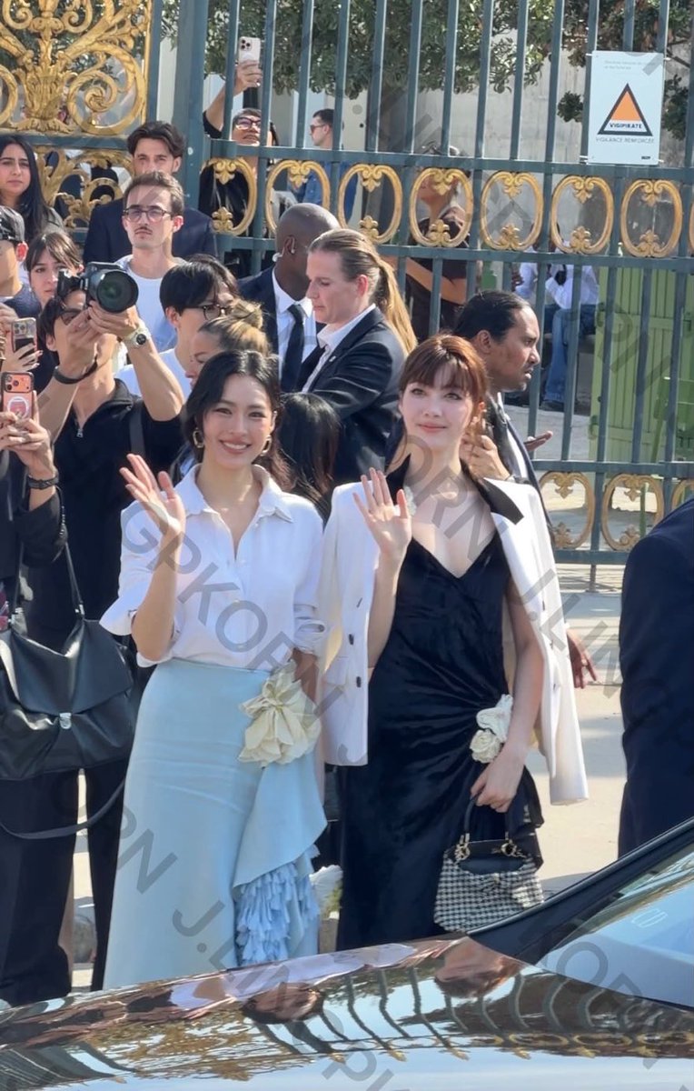 blueorms's tweet photo. LINGORM ARE HERE THEY’RE GORGEOUS 

LINGORM BA DIOR AT PFW
#DiorSummer27xLingOrm https://t.co/g4cmEz1jFY