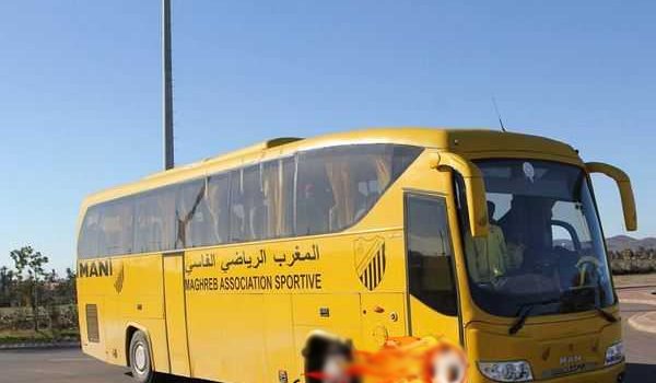 INSIDER_MAS's tweet photo. @WydadTime Tu peux n’y voir qu’un simple bus d’équipe. Nous, on y voit l’histoire : le témoin de la première fusion du football marocain. 

Et je tiens aussi à remercier MM. Aït Menna et Asri : les seuls à vous avoir permis de retrouver votre véritable identité avant l’arrivée du Baron. 😂 https://t.co/Cnbgaw4wWl
