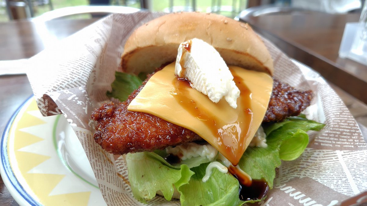 lin_jiansi's tweet photo. 下田バーガー
金目鯛のフライがはさんであるバーガー
朝ごはんにするには結構な値段だけど、せっかくなのでかぶりついたった。
ゆるキャン△で舞台になったの知らんかった。
#下田バーガー
#ramaru
#ゆるキャン https://t.co/wxrFdsG9nV