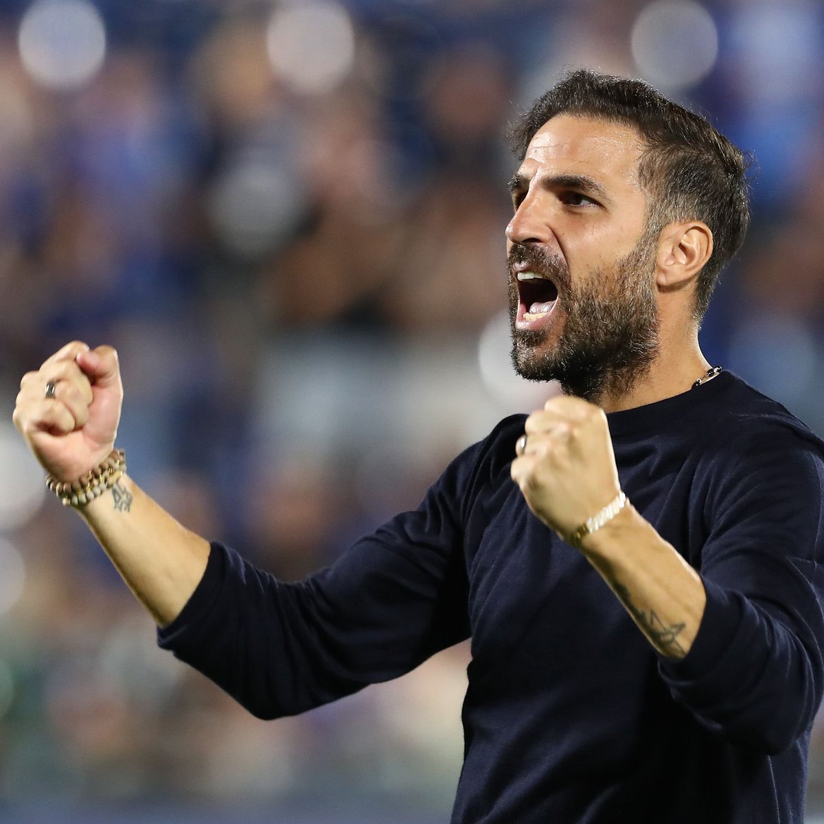 ChrisWheatley's tweet photo. Como manager Cesc Fabregas has a release clause in his contract that would allow him to leave for Barcelona, Arsenal or Chelsea for a relatively low fee, according to @DiMarzio. 

The former midfielder is under contract until 2028 and intends to stay at Como. https://t.co/vvR7ggoTyA