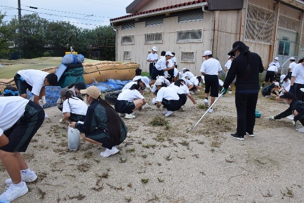 sabajhschool's tweet photo. 9月29日（火）、PTA親子ふれあい奉仕作業を行いました。雨が心配されましたが、保護者と生徒が草取りや側溝の泥上げに汗を流し、地域の方にも草刈りにご協力いただきました。運動会に向けて気持ちよく環境を整えることができました。皆様の温かいご協力に感謝いたします。 https://t.co/9RXaGgGtsq
