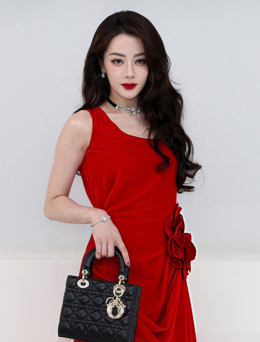 itgirlbackup's tweet photo. Dilraba Dilmurat attending the Dior ss27 show https://t.co/iCU8RQGOaQ
