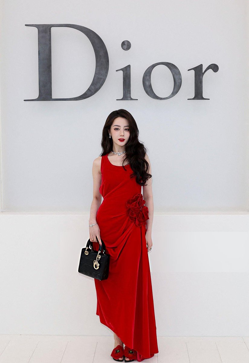 itgirlbackup's tweet photo. Dilraba Dilmurat attending the Dior ss27 show https://t.co/iCU8RQGOaQ