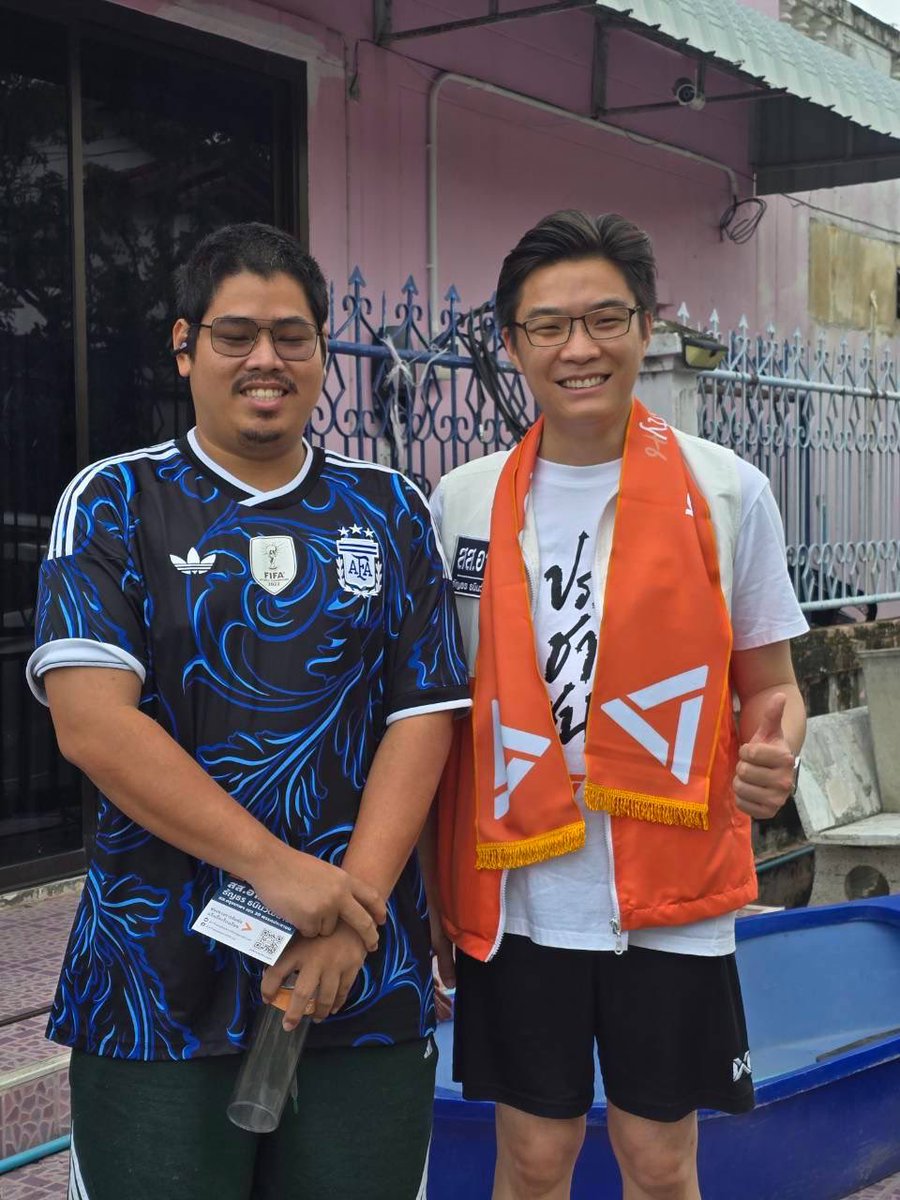 ArtThanyathorn's tweet photo. ระหว่างลงพื้นที่ #น้ำท่วม ผมกับทีมงานได้พบบ้านหลังหนึ่งที่นำผ้าเชียร์ ผ้าพันคอ พรรคประชาชนที่ทำขึ้นด้วยตัวเองมามอบให้ 🥺🙏🏻
.
เราออกไปด้วยความตั้งใจว่าจะช่วยเหลือและส่งกำลังใจให้พี่น้องประชาชน แต่ช่วงเวลานั้น กลับเป็นพวกเราที่ได้รับกำลังใจกลับมาเต็มหัวใจครับ
.
ขอบคุณมากนะครับสำหรับของที่ตั้งใจทำและความรู้สึกดีๆ ที่มอบให้ แม้จะประสบภัยน้ำท่วมอยู่ ผมกับทีมงานตื้นตันใจจริง ๆ ผ้าผืนนี้จะเตือนใจเราว่า แม้ช่วงเวลาจะยากลำบาก เรายังมีกันและกัน และจะช่วยกันเดินผ่านสถานการณ์นี้ไปครับ 🧡
.
#อาร์ตธัญธร #พรรคประชาชน
#บางแค #ภาษีเจริญ #PPLEFlood69