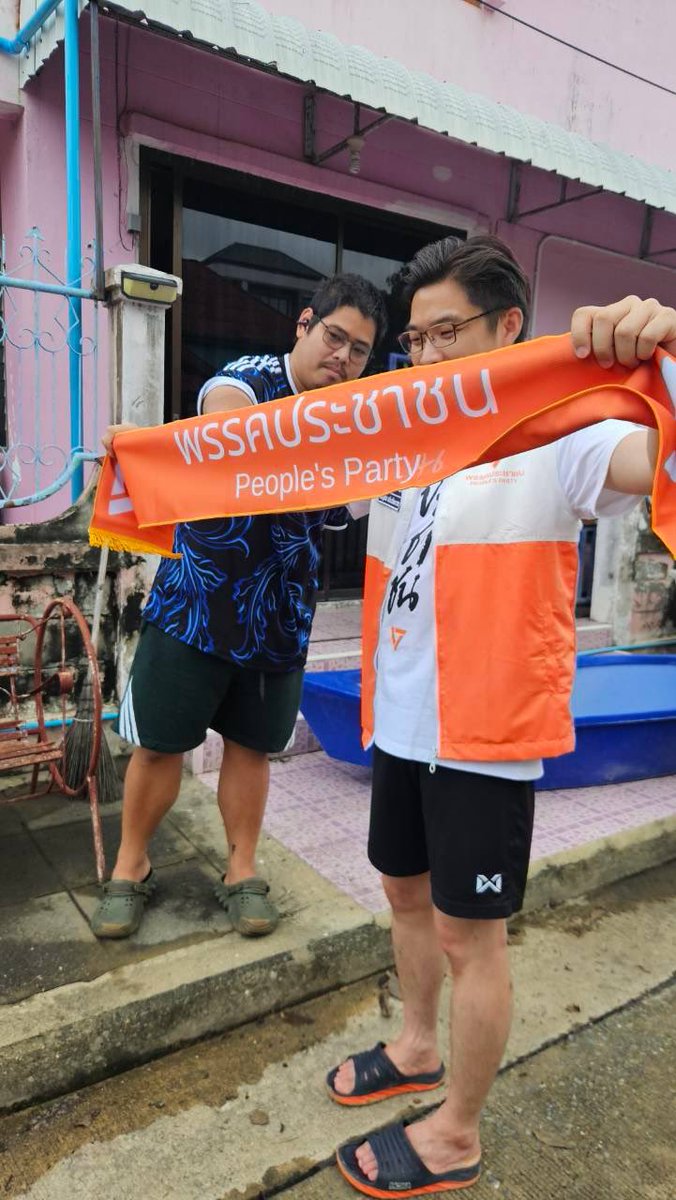ArtThanyathorn's tweet photo. ระหว่างลงพื้นที่ #น้ำท่วม ผมกับทีมงานได้พบบ้านหลังหนึ่งที่นำผ้าเชียร์ ผ้าพันคอ พรรคประชาชนที่ทำขึ้นด้วยตัวเองมามอบให้ 🥺🙏🏻
.
เราออกไปด้วยความตั้งใจว่าจะช่วยเหลือและส่งกำลังใจให้พี่น้องประชาชน แต่ช่วงเวลานั้น กลับเป็นพวกเราที่ได้รับกำลังใจกลับมาเต็มหัวใจครับ
.
ขอบคุณมากนะครับสำหรับของที่ตั้งใจทำและความรู้สึกดีๆ ที่มอบให้ แม้จะประสบภัยน้ำท่วมอยู่ ผมกับทีมงานตื้นตันใจจริง ๆ ผ้าผืนนี้จะเตือนใจเราว่า แม้ช่วงเวลาจะยากลำบาก เรายังมีกันและกัน และจะช่วยกันเดินผ่านสถานการณ์นี้ไปครับ 🧡
.
#อาร์ตธัญธร #พรรคประชาชน
#บางแค #ภาษีเจริญ #PPLEFlood69