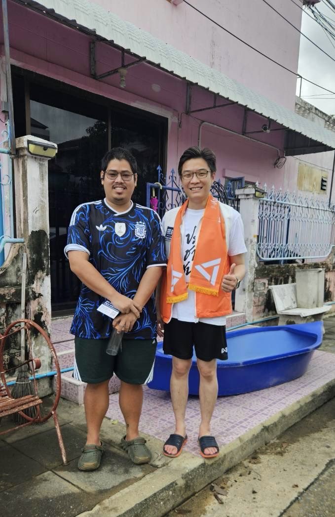 ArtThanyathorn's tweet photo. ระหว่างลงพื้นที่ #น้ำท่วม ผมกับทีมงานได้พบบ้านหลังหนึ่งที่นำผ้าเชียร์ ผ้าพันคอ พรรคประชาชนที่ทำขึ้นด้วยตัวเองมามอบให้ 🥺🙏🏻
.
เราออกไปด้วยความตั้งใจว่าจะช่วยเหลือและส่งกำลังใจให้พี่น้องประชาชน แต่ช่วงเวลานั้น กลับเป็นพวกเราที่ได้รับกำลังใจกลับมาเต็มหัวใจครับ
.
ขอบคุณมากนะครับสำหรับของที่ตั้งใจทำและความรู้สึกดีๆ ที่มอบให้ แม้จะประสบภัยน้ำท่วมอยู่ ผมกับทีมงานตื้นตันใจจริง ๆ ผ้าผืนนี้จะเตือนใจเราว่า แม้ช่วงเวลาจะยากลำบาก เรายังมีกันและกัน และจะช่วยกันเดินผ่านสถานการณ์นี้ไปครับ 🧡
.
#อาร์ตธัญธร #พรรคประชาชน
#บางแค #ภาษีเจริญ #PPLEFlood69