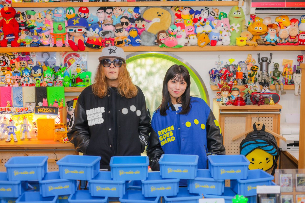 morita_tsuyoshi's tweet photo. 【HARD•OFF × THUNDERBOX “REUSE GOES HARD”受注販売】

ハードオフさんとTHUNDERBOXによるコラボスタジャンのLOOKを公開しました

モデルはMCUさんと坂本遥奈さん

ハードオフ TOKYOラボ吉祥寺店と謎の店を巡りながら、3色それぞれの着こなしを撮影しています
ぜひご覧ください

https://t.co/PwUa71JcqI

こちらのスタジャンは10月1日〜10月11日まで、謎の店店頭とONLINE STOREにて受注販売します

LOOKで着用している新作カーゴパンツも同期間に受注販売します

ONLINE STORE
https://t.co/AHDKzrcg1l

店頭では実物をご試着いただけます
ぜひ見にいらしてください
お待ちしています！