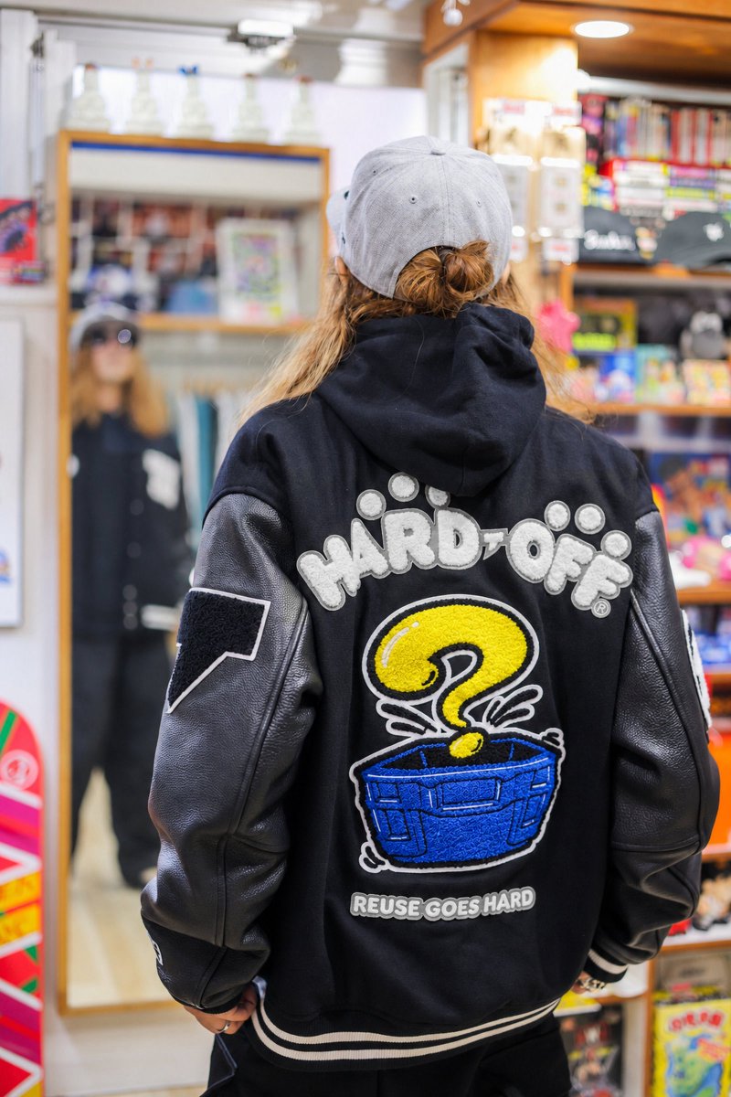 morita_tsuyoshi's tweet photo. 【HARD•OFF × THUNDERBOX “REUSE GOES HARD”受注販売】

ハードオフさんとTHUNDERBOXによるコラボスタジャンのLOOKを公開しました

モデルはMCUさんと坂本遥奈さん

ハードオフ TOKYOラボ吉祥寺店と謎の店を巡りながら、3色それぞれの着こなしを撮影しています
ぜひご覧ください

https://t.co/PwUa71JcqI

こちらのスタジャンは10月1日〜10月11日まで、謎の店店頭とONLINE STOREにて受注販売します

LOOKで着用している新作カーゴパンツも同期間に受注販売します

ONLINE STORE
https://t.co/AHDKzrcg1l

店頭では実物をご試着いただけます
ぜひ見にいらしてください
お待ちしています！
