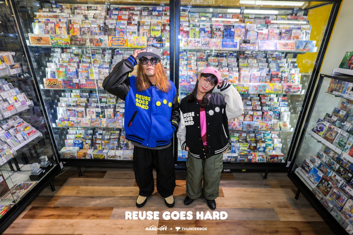 morita_tsuyoshi's tweet photo. 【HARD•OFF × THUNDERBOX “REUSE GOES HARD”受注販売】

ハードオフさんとTHUNDERBOXによるコラボスタジャンのLOOKを公開しました

モデルはMCUさんと坂本遥奈さん

ハードオフ TOKYOラボ吉祥寺店と謎の店を巡りながら、3色それぞれの着こなしを撮影しています
ぜひご覧ください

https://t.co/PwUa71JcqI

こちらのスタジャンは10月1日〜10月11日まで、謎の店店頭とONLINE STOREにて受注販売します

LOOKで着用している新作カーゴパンツも同期間に受注販売します

ONLINE STORE
https://t.co/AHDKzrcg1l

店頭では実物をご試着いただけます
ぜひ見にいらしてください
お待ちしています！