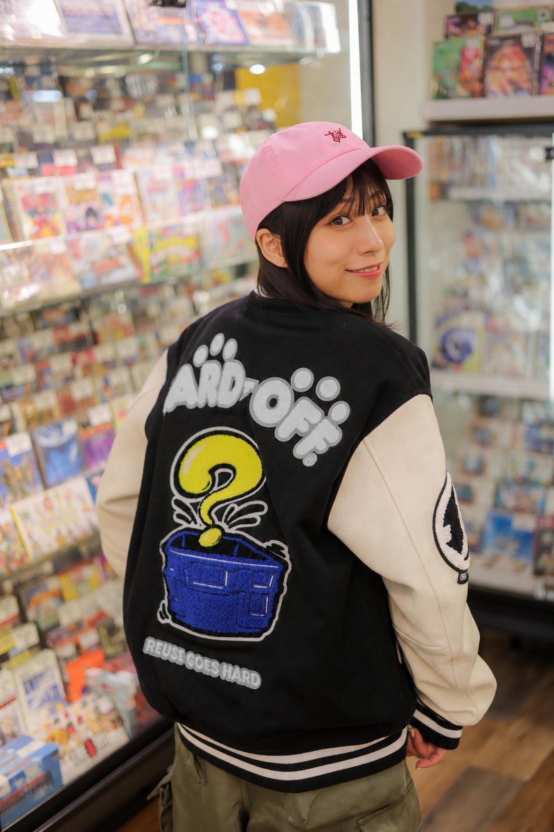 morita_tsuyoshi's tweet photo. 【HARD•OFF × THUNDERBOX “REUSE GOES HARD”受注販売】

ハードオフさんとTHUNDERBOXによるコラボスタジャンのLOOKを公開しました

モデルはMCUさんと坂本遥奈さん

ハードオフ TOKYOラボ吉祥寺店と謎の店を巡りながら、3色それぞれの着こなしを撮影しています
ぜひご覧ください

https://t.co/PwUa71JcqI

こちらのスタジャンは10月1日〜10月11日まで、謎の店店頭とONLINE STOREにて受注販売します

LOOKで着用している新作カーゴパンツも同期間に受注販売します

ONLINE STORE
https://t.co/AHDKzrcg1l

店頭では実物をご試着いただけます
ぜひ見にいらしてください
お待ちしています！