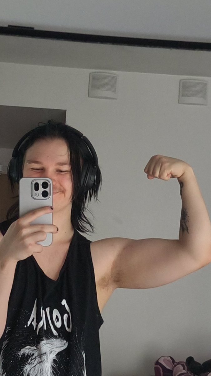 ClwnedOn's tweet photo. went to another gym was smaller and kinda full but eh it ok https://t.co/JhhcSezSCL