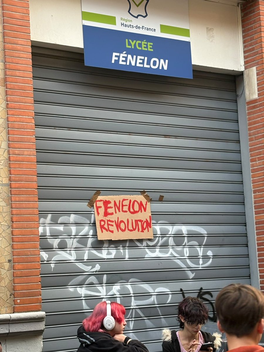 Ardeslandes's tweet photo. Des lycéennes et lycéens lillois se mobilisent pour de meilleures conditions d'études et plus de moyens pour leurs établissements. C'est une mobilisation légitime. 

J'ai reçu ce matin le président national de l'USL pour échanger sur leurs revendications. 

Les lycéens le disent à leur manière : classes surchargées, professeurs absents et non remplacés, inquiétudes sur l'orientation, et le sentiment de n'être pas considérés. Ils ont raison de demander qu'on les écoute. 

L'école de la République doit offrir à chacune et chacun l'égalité réelle.
La violence et la casse, d’où qu’elles viennent, ne sont en aucun cas nécessaires pour se faire entendre. 
En tout état de cause, un pays qui tourne le dos à sa jeunesse, n’a pas d’avenir.

Une jeunesse qui s'engage n'est pas un problème à contenir, c'est une chance pour notre démocratie.