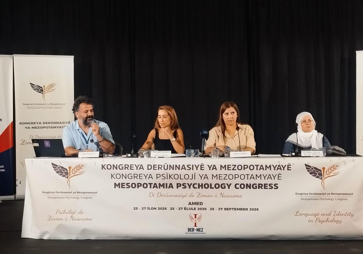 CmrtesiAnneleri's tweet photo. 📍 Diyarbakır | 25–27 Eylül 2026

Mezopotamya Psikologlar Derneği’nin (DER-MEZ) düzenlediği kongrede, “Kayıp, Mekân ve Kimlik” oturumunda Cumartesi Anneleri adına “Cumartesi Anneleri ve Bitmeyen Yas Mekânı Olarak Galatasaray Meydanı” başlıklı bir sunum gerçekleştirdik.

Kayıplarımızın akıbetini öğrenme, hakikati açığa çıkarma ve adalet talebimizle Galatasaray Meydanı’nda büyüttüğümüz hafıza ve mücadeleyi paylaştık.