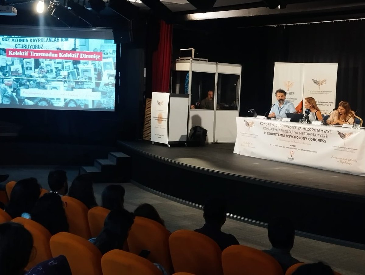 CmrtesiAnneleri's tweet photo. 📍 Diyarbakır | 25–27 Eylül 2026

Mezopotamya Psikologlar Derneği’nin (DER-MEZ) düzenlediği kongrede, “Kayıp, Mekân ve Kimlik” oturumunda Cumartesi Anneleri adına “Cumartesi Anneleri ve Bitmeyen Yas Mekânı Olarak Galatasaray Meydanı” başlıklı bir sunum gerçekleştirdik.

Kayıplarımızın akıbetini öğrenme, hakikati açığa çıkarma ve adalet talebimizle Galatasaray Meydanı’nda büyüttüğümüz hafıza ve mücadeleyi paylaştık.