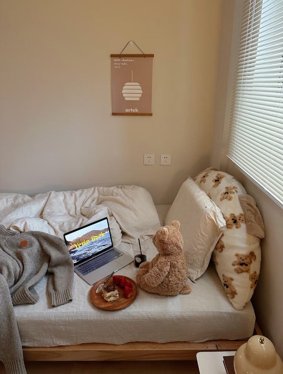 cozyeras's tweet photo. just me, my books, and a room full of comfort 🧸✨ https://t.co/lL35ZXU73g