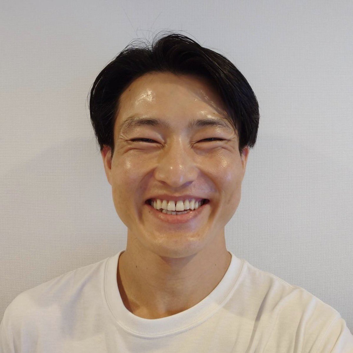 ber_acdc's tweet photo. 108日分の延滞料金を払わせてください

店員「はい？」

108日分の延滞料金を払わせてください

店員「えっとー、お客様は期限内に返却されましたので延滞料金はいただけません」

ではこの『アナ雪2』をこちらに置いたまま、まだ私が借りているということにして、108日後、延滞料金を払ってもよろしいでしょうか

店員「そのようなことは……できません」

そうですか。それなら仕方ありませんね。

店員「はい申し訳ございません」

1つ、よろしいですか？

店員「はい？」

広大な海の上を1隻の貨物船が後退している。