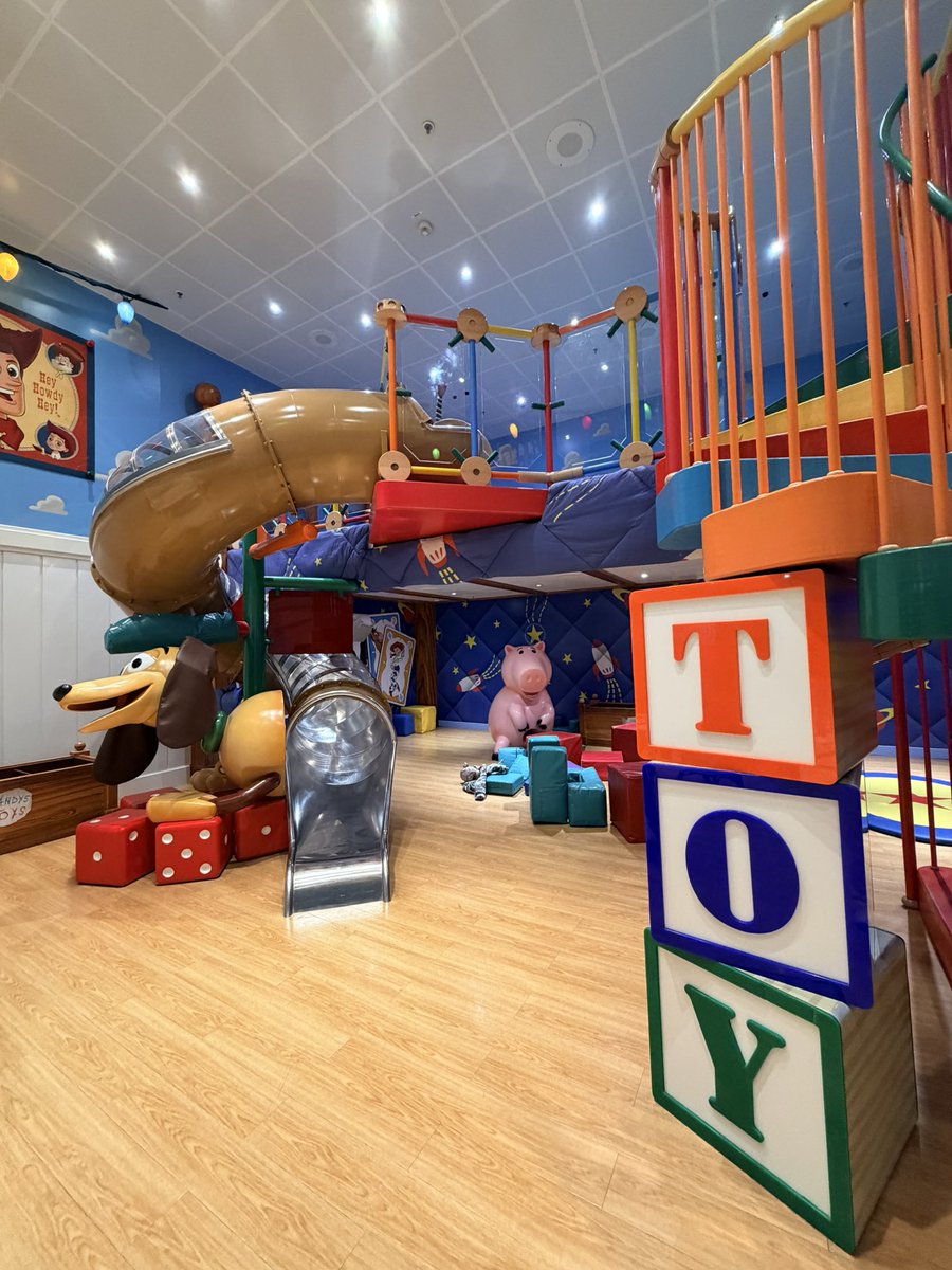 d___Disney's tweet photo. OCEANEER CLUB(大人だけでは入れない場所)が入れたので行ってきました!

愛するTOY STORYの世界が...😭
ここで遊べる子供が羨ましい........

↓続きます

#DM_DISNEY_LOG https://t.co/FtbmTbF6kB