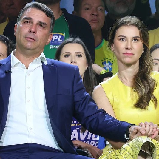 republiqueBRA's tweet photo. 🚨 🔞 Dossiê de Alexandre Santini, ex-sócio de Flávio Bolsonaro na Kopenhagen, reúne evidências de encontros sociais e festas privadas do senador; o empresário teria revelado o conteúdo à esposa do parlamentar, o que abalou a relação familiar entre Flávio e Fernanda Bolsonaro. https://t.co/rr72XXRKKF