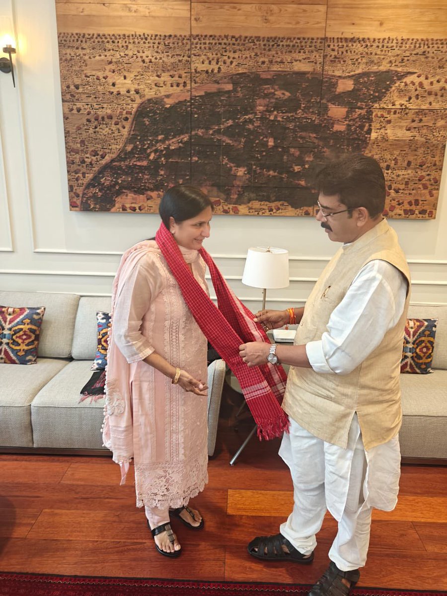 ShetSadanand's tweet photo. Wished Smt. Kamaljeet Sehrawat Ji, Hon’ble Member of Parliament and Sah Prabhari of @BJP4Maharashtra, on her birthday in New Delhi, along with former Union Minister of State @DrBhagwatKarad Ji. Wishing her good health, happiness and continued success. 

@kjsehrawat https://t.co/Lf6GK0bnna