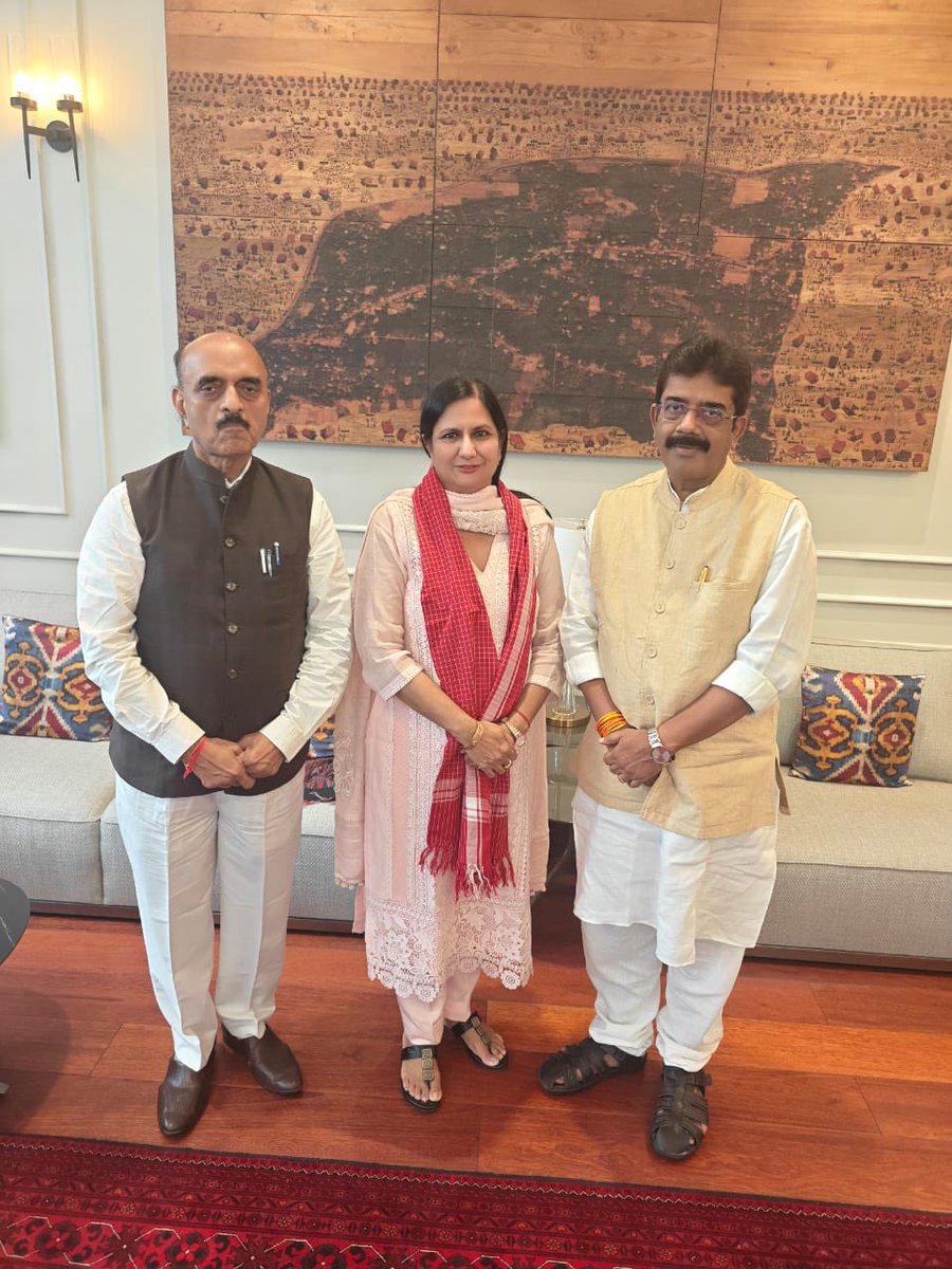 ShetSadanand's tweet photo. Wished Smt. Kamaljeet Sehrawat Ji, Hon’ble Member of Parliament and Sah Prabhari of @BJP4Maharashtra, on her birthday in New Delhi, along with former Union Minister of State @DrBhagwatKarad Ji. Wishing her good health, happiness and continued success. 

@kjsehrawat https://t.co/Lf6GK0bnna