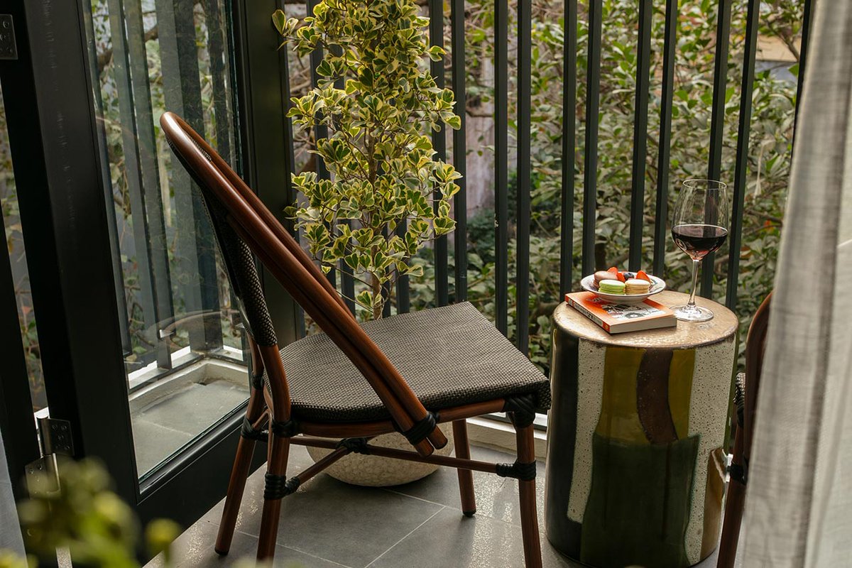 vnfootsteps's tweet photo. A serene oasis in the heart of Hanoi's vibrant Old Quarter, HOTEL de LAGOM offers the perfect balance of Swedish minimalism and French elegance.

Experience a peaceful retreat on your next journey to Vietnam! 🇻🇳 👉 
https://t.co/dWvgllj46G https://t.co/LtZh03gjdo