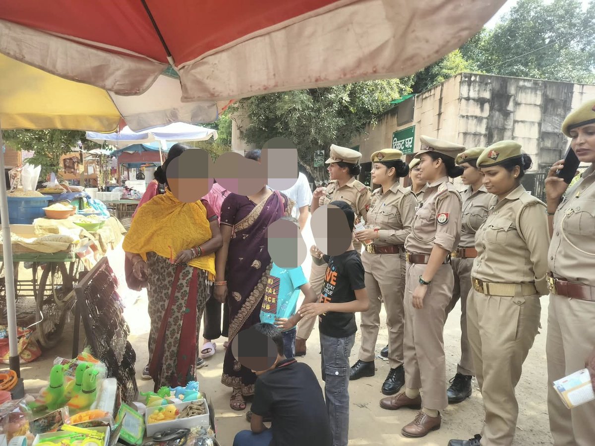 dcpcentrallko's tweet photo. #MissionShakti5-नारी सम्मान की रक्षा, पुलिस का धर्म।

@LkoCp निर्देशन में @dcpcentrallko के नेतृत्व में थाना  हजरतगंज एंटी रोमियो टीम और पिंक स्कूटी टीम ने चिड़ियाघर हज़रतगंज में जाकर बच्चों/महिलाओं को सुरक्षा और पुलिस सहायता के संबंध में जागरूक किया।
#WomenEmpowerment
#Safe_City https://t.co/fS2mvQAeZE