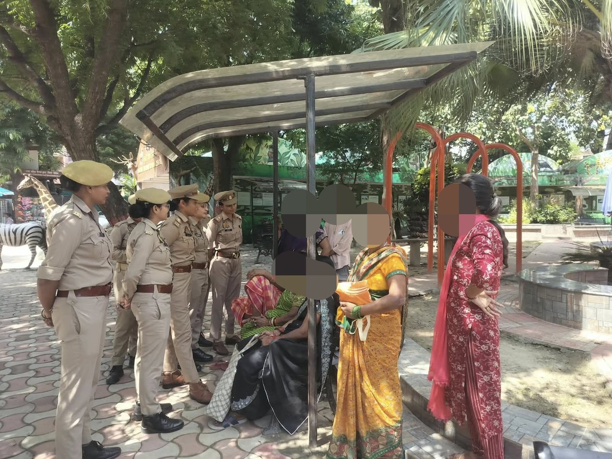 dcpcentrallko's tweet photo. #MissionShakti5-नारी सम्मान की रक्षा, पुलिस का धर्म।

@LkoCp निर्देशन में @dcpcentrallko के नेतृत्व में थाना  हजरतगंज एंटी रोमियो टीम और पिंक स्कूटी टीम ने चिड़ियाघर हज़रतगंज में जाकर बच्चों/महिलाओं को सुरक्षा और पुलिस सहायता के संबंध में जागरूक किया।
#WomenEmpowerment
#Safe_City https://t.co/fS2mvQAeZE