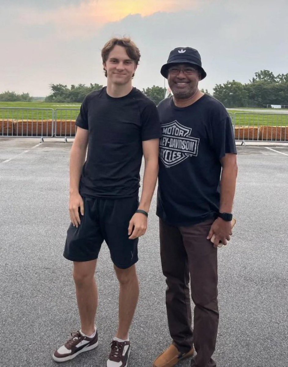 muppetlando's tweet photo. this is all so confusing why is lando missing? where did gabi even come from? was oscar there with them? like of course they could’ve just joined that’s easy to explain BUT WHERE DID LANDO DISAPPEARED https://t.co/CXIR9AzEDq