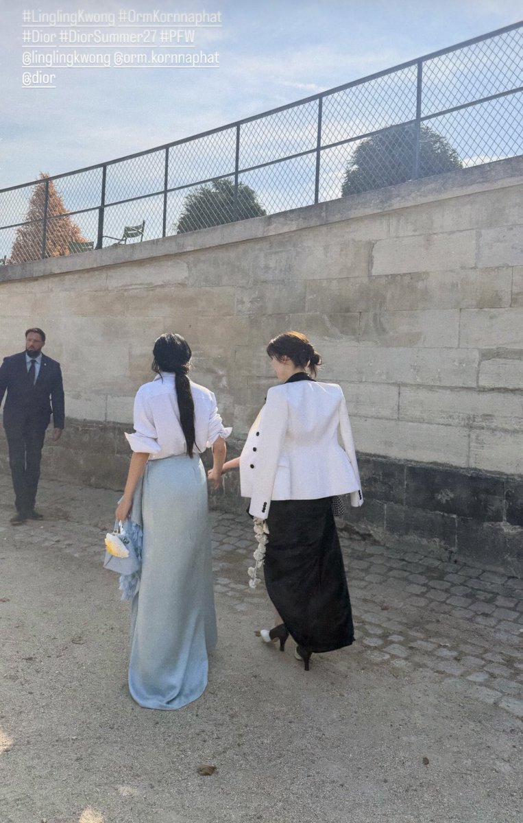 Minebaejuu's tweet photo. จับมือกันเดินไปนานๆเลยนะลูก

LINGORM BA DIOR AT PFW
#DiorSummer27xLingOrm https://t.co/kQExigiSj3
