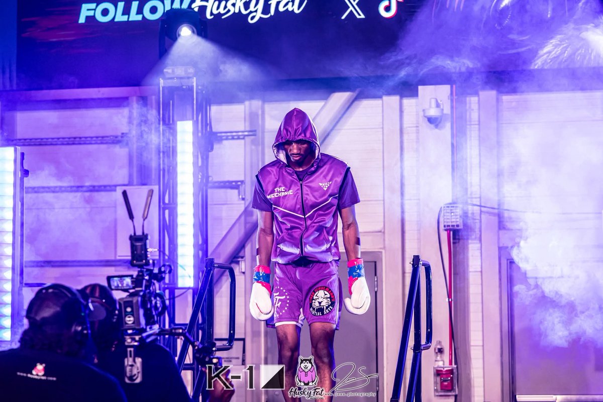 BCuttinoTSMA's tweet photo. Pick yourself up, dust yourself off, and start again. #TuesdayMotivation #TuesdayThoughts #TuesdayVibes #TuesdayFeeling #TuesdayBlessings #Motivation #Inspiration #BlackExcellence #LifeLessons #Kickboxing #BOSSMODE #BOMBSANDDRAMA #TuneUpCrew
📸: @huskyfatfights https://t.co/TGnvgNB6XS